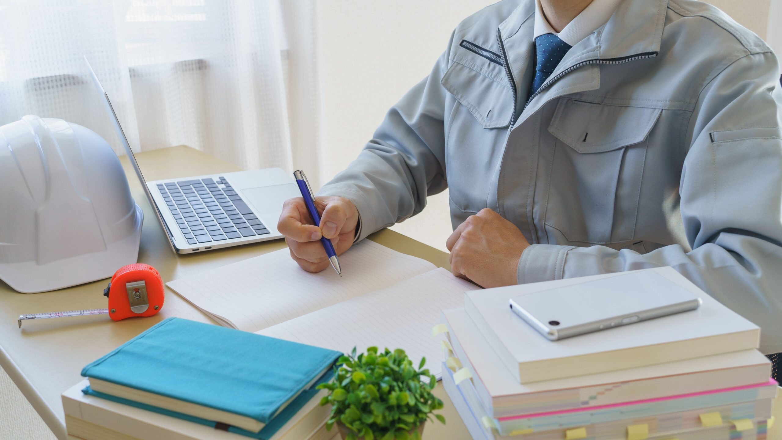 資格取得の勉強をする作業員