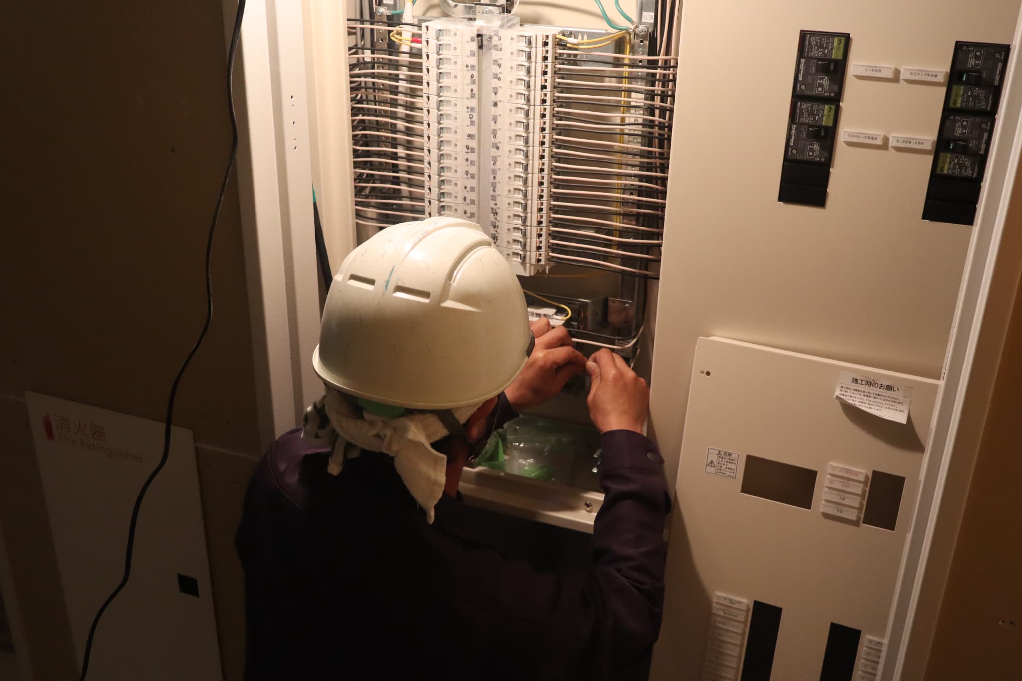 安城市新築ビル電気工事 分電盤結線作業